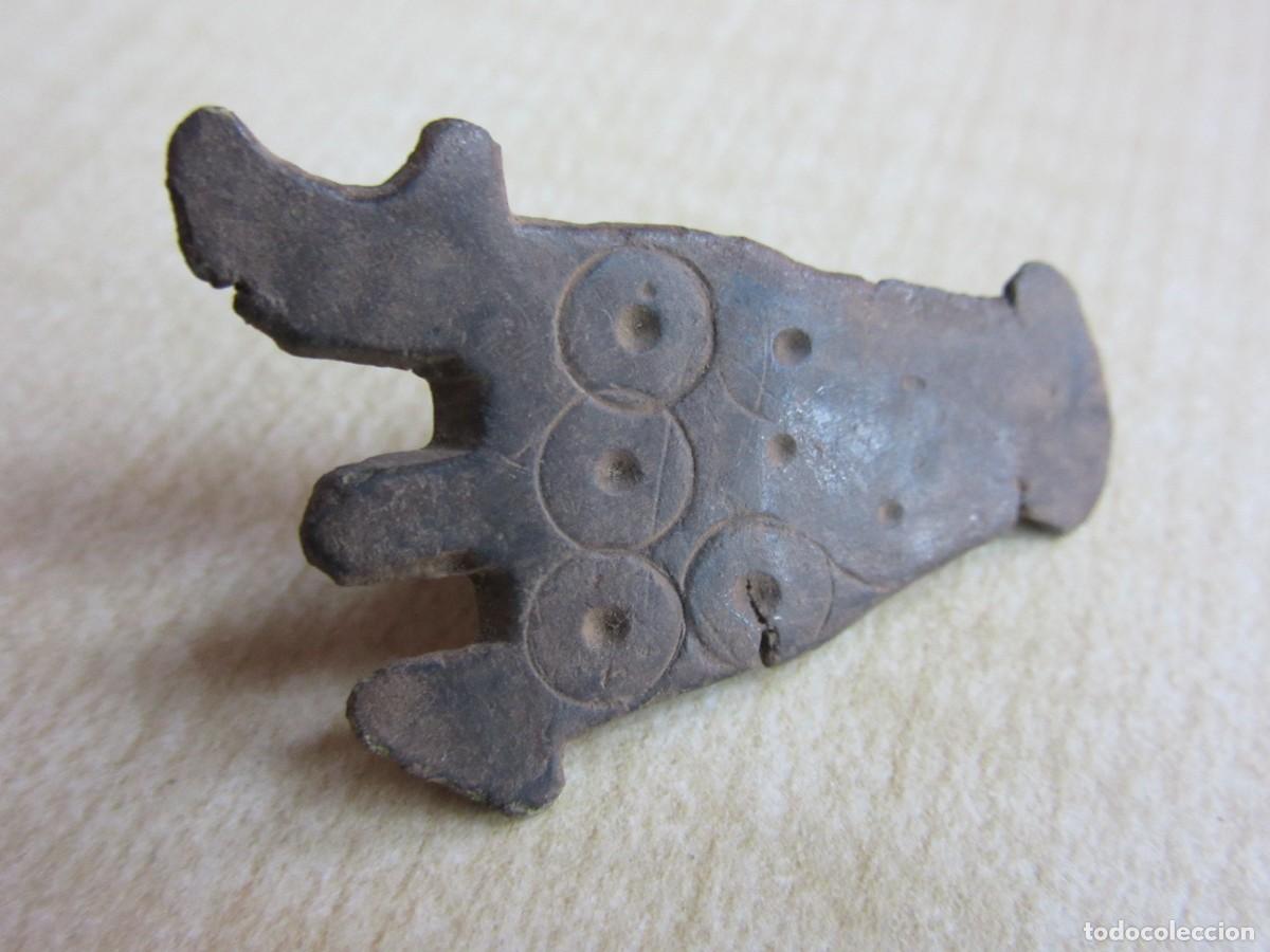 Militaria: Parte de hebilla visigoda de bronce decorada con c&iacute;rculos Medidas 3,8 x 2,6 cm