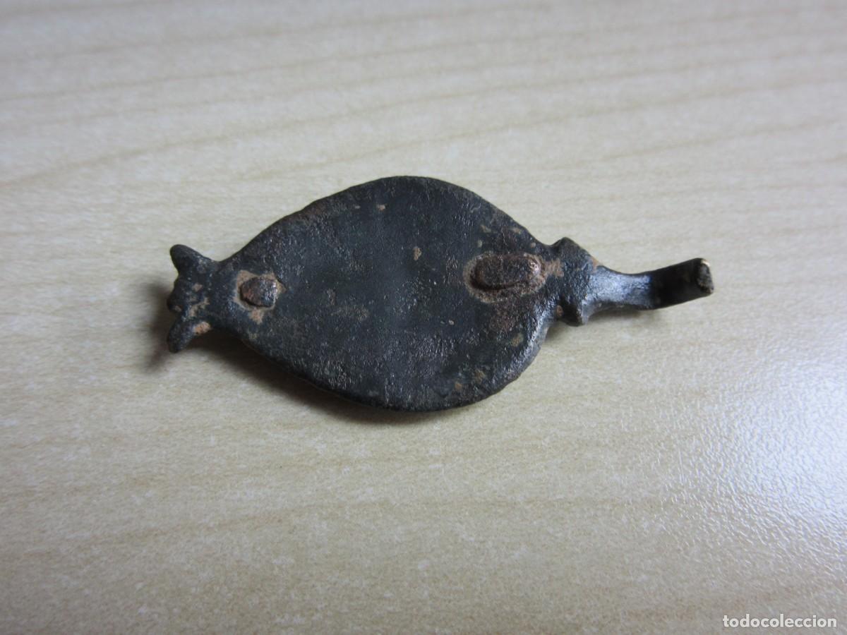 Militaria: Contera de enganche medieval de bronce con forma de pez ??? Longitud 4,6 cm