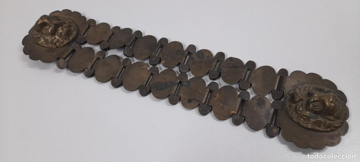 Militaria: MUY ANTIGUO CORREAJE / SUJECCION DE CORAZA CON CABEZAS DE LEON . PARA OFICIAL . A&Ntilde;O 1800 / ANTERIOR