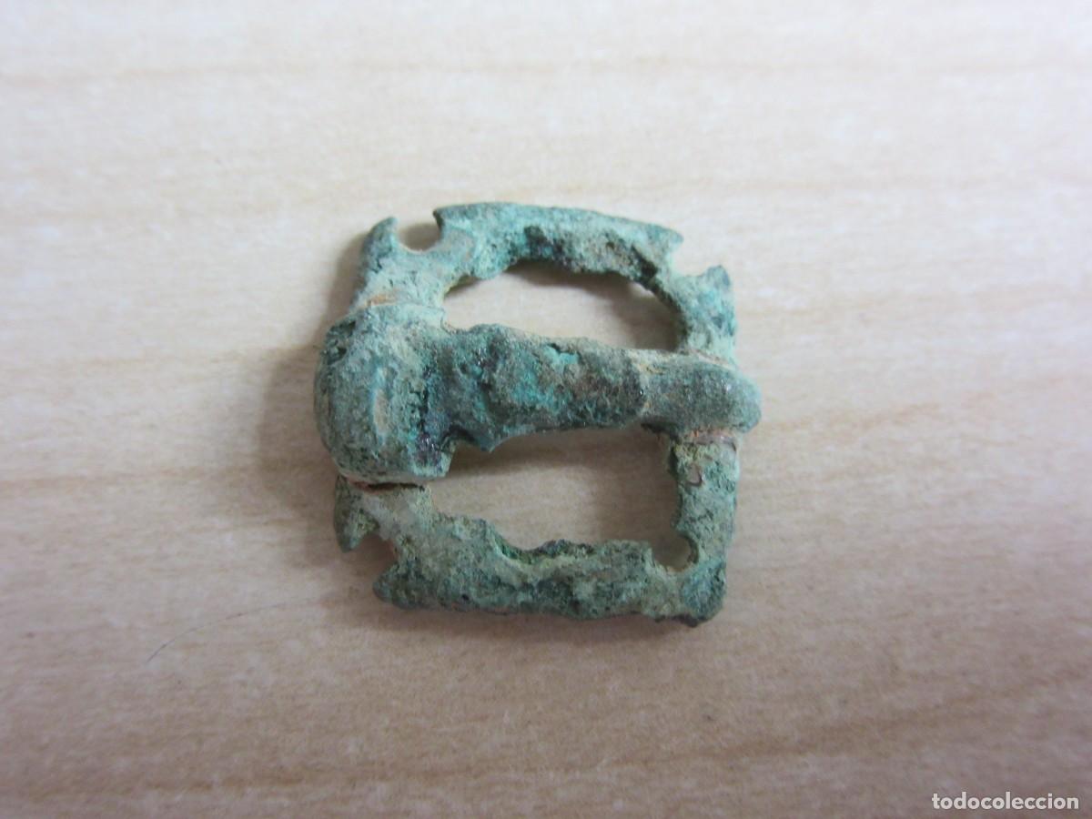Militaria: Peque&ntilde;a hebilla visigoda de bronce Medidas 2,7 x 2,7 cm