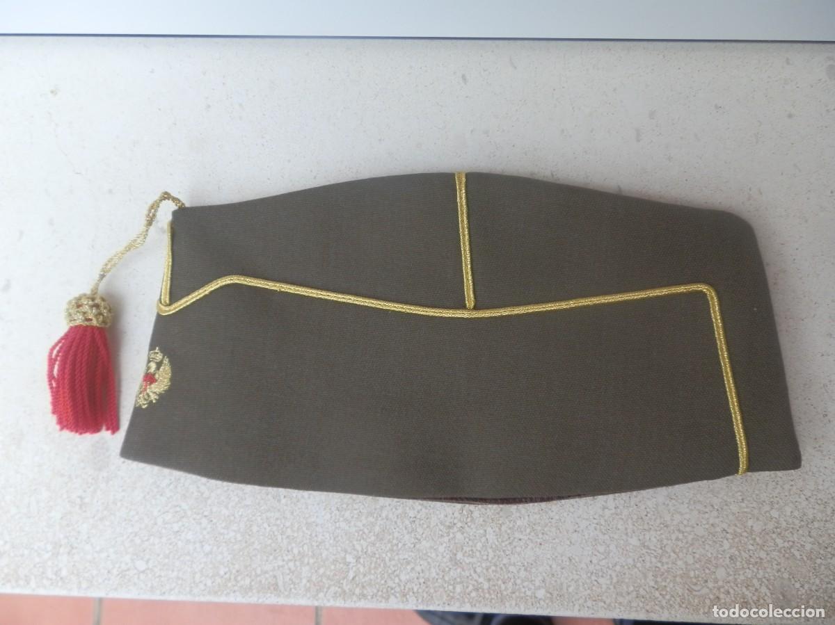 Militaria: GORRO DE CUARTEL CON BORDADO DORADO Y BORLA. INFANTER&Iacute;A. FABRICANTE ANGEL GABARDOS GALINDO. TALLA 56