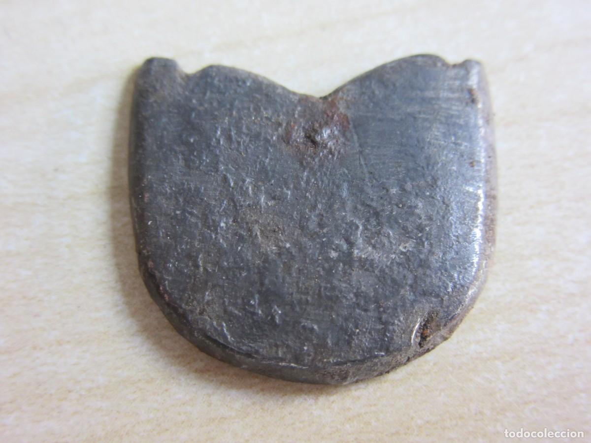 Militaria: Contera medieval de bronce Medidas 2,3 X 2,1 cm
