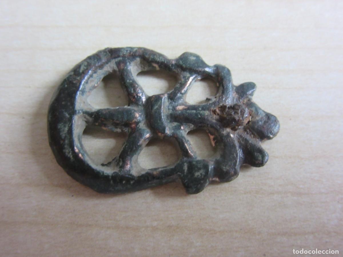 Militaria: Bonita contera medieval de bronce Medidas 3,2 x 2,1 cm