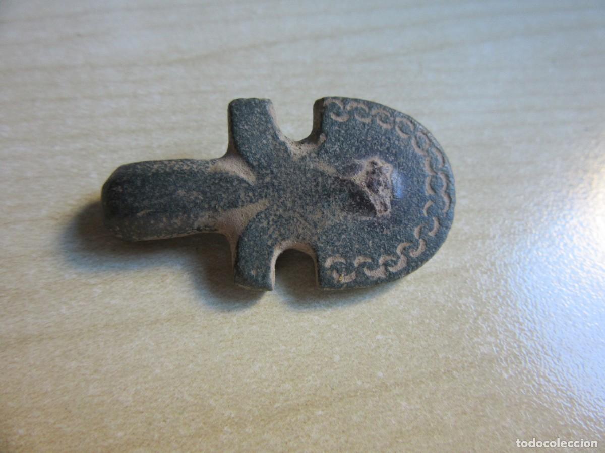 Militaria: Bonita aguja de hebilla Visigoda decorada Bronce Medidas 3,7 x 2 cm