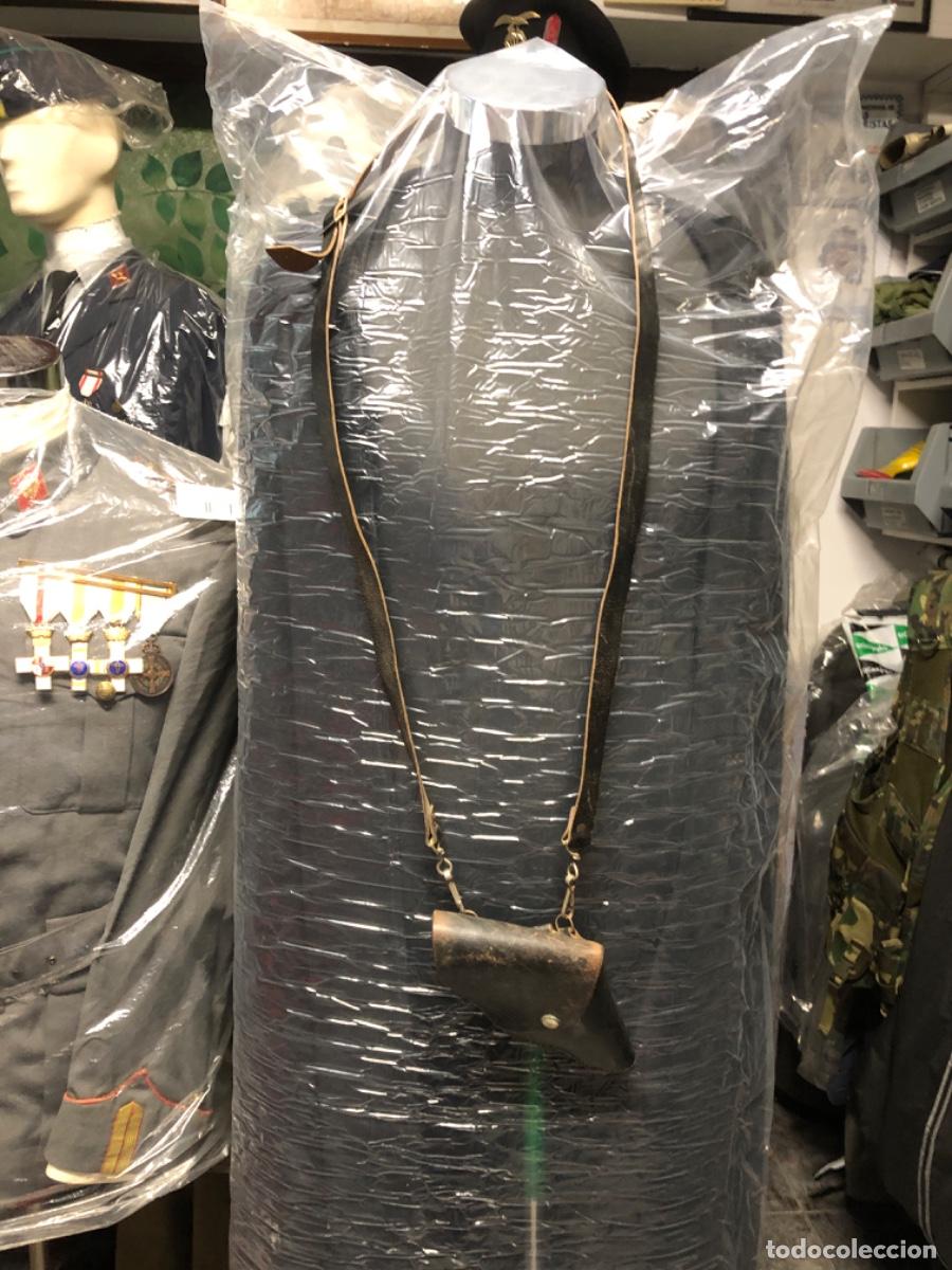 Militaria: FUNDA Y CORREAJE DE OFICIAL DE SERVICIO O CAPIT&Aacute;N DE D&Iacute;A.