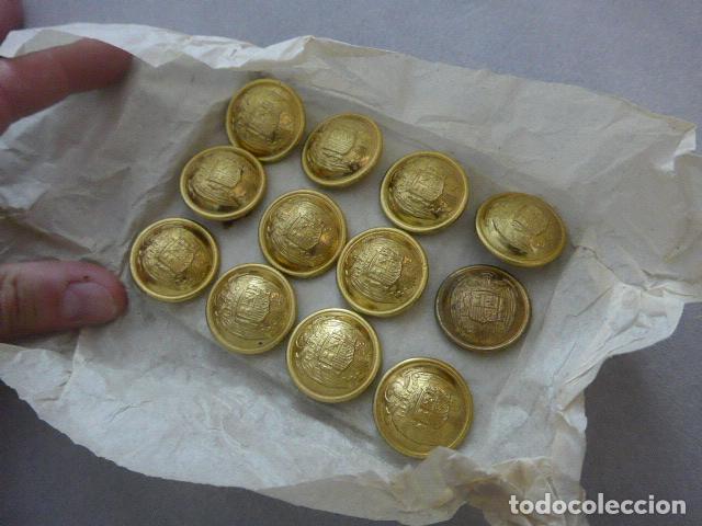 Militaria: Lote de 12 antiguos grandes botones originales de abrigo franquista reglamento 1940, epoca de Franco