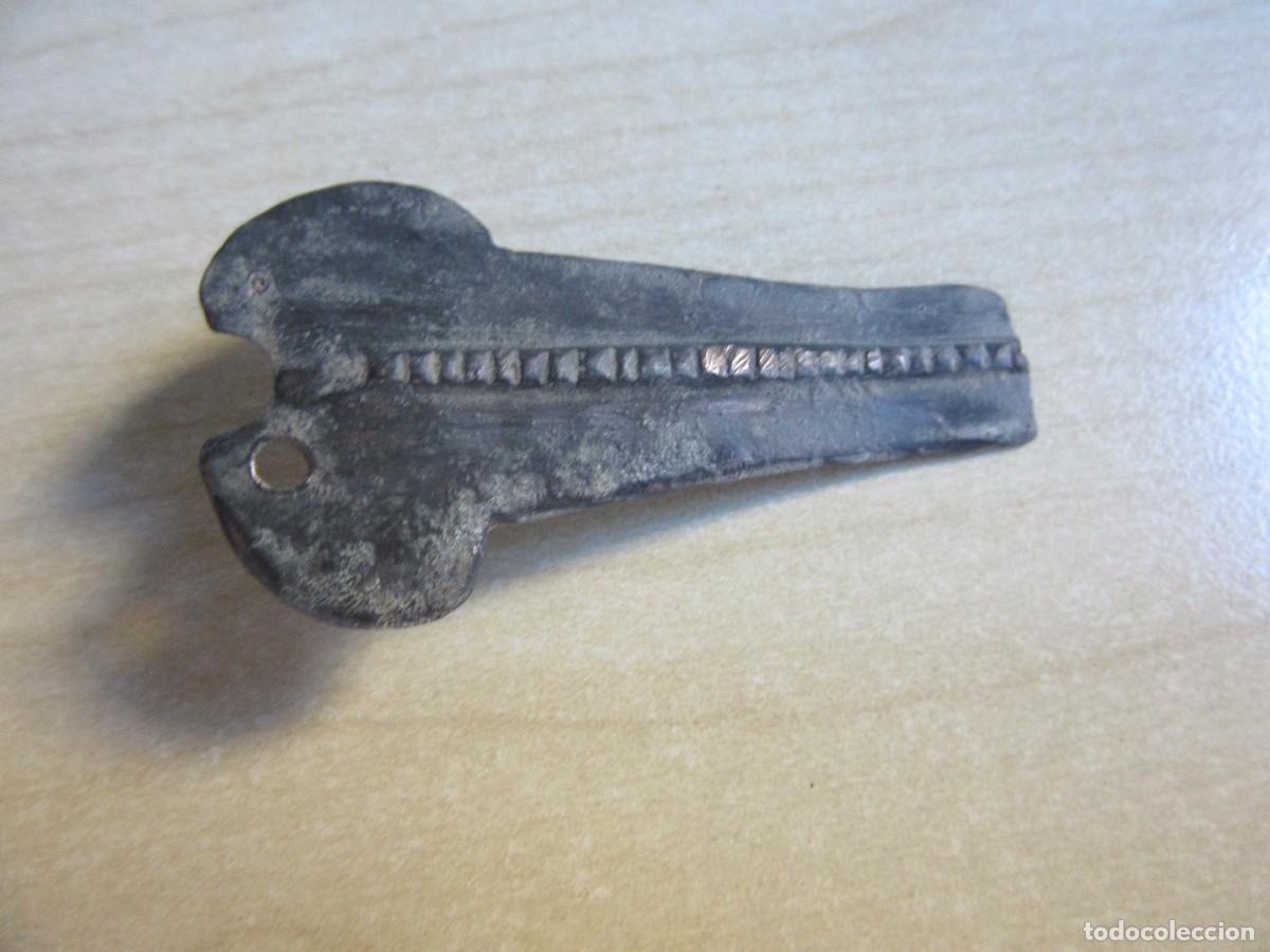 Militaria: Placa de hebilla visigoda de bronce Medidas 4,8 x 2,6 cm
