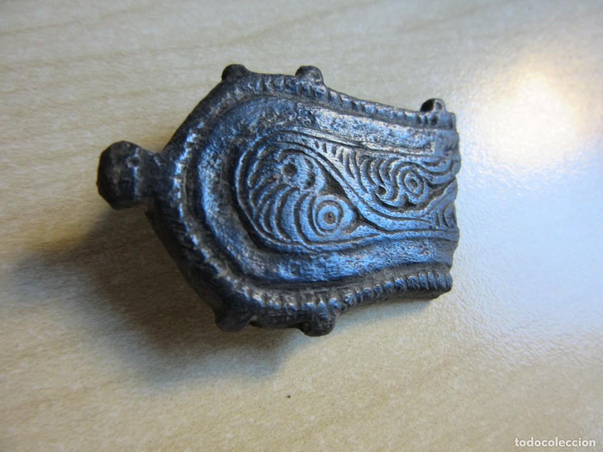 Militaria: Bonita parte de hebilla visigoda de bronce con aves Medidas 4,3 x 2,9 cm