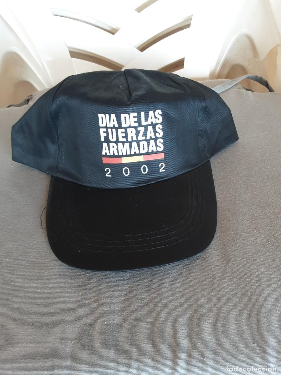 Militaria: Gorra D&iacute;a de las Fuerzas Armadas 2002