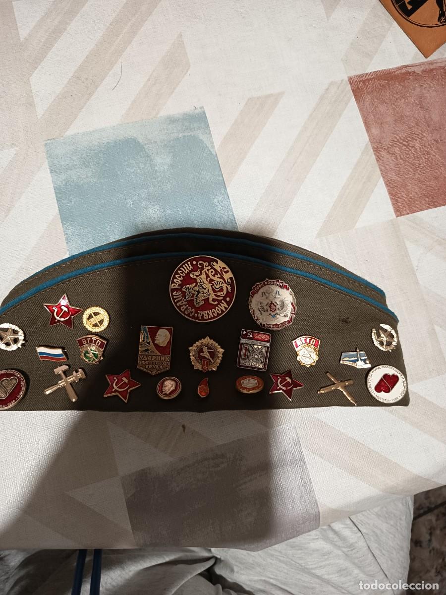 Militaria: Gorro militar de la Antigua Uni&oacute;n Sovi&eacute;tica. A&ntilde;os 40-50. Original. 3 parches 22 pins originales.