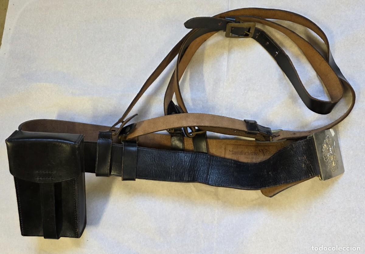 Militaria: Correaje de cuero con dos trinchas y funda para cargador CETME, hebilla plateada