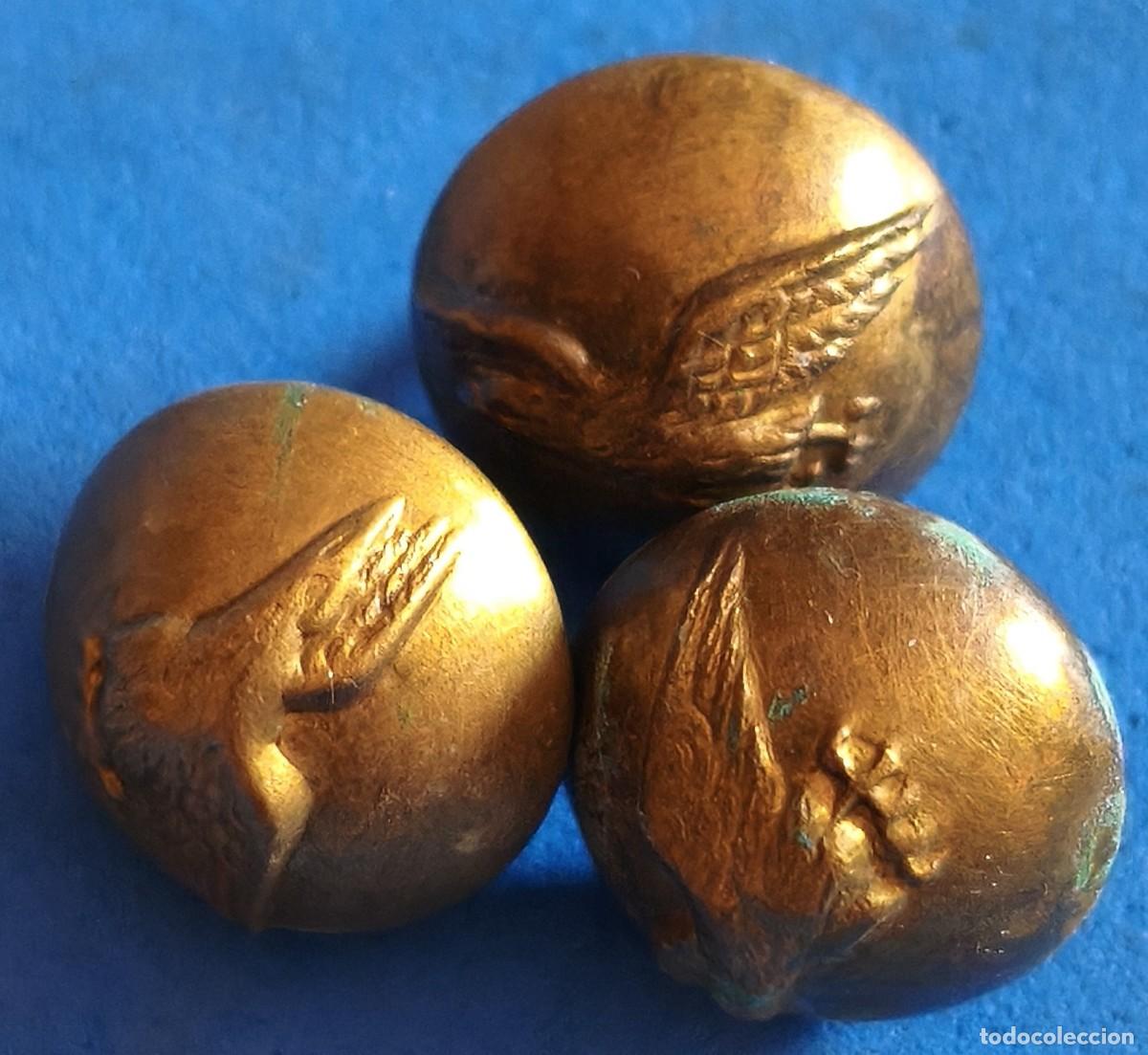 Militaria: Tres botones con una especie de &aacute;guila. Peque&ntilde;os.