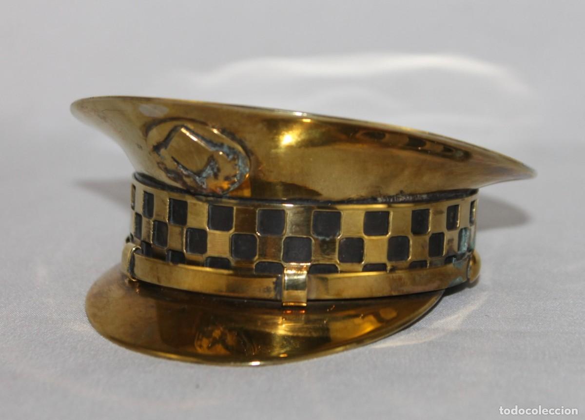 Militaria: Gorra de Guardia Urbana de Barcelona en lat&oacute;n. Objeto decorativo