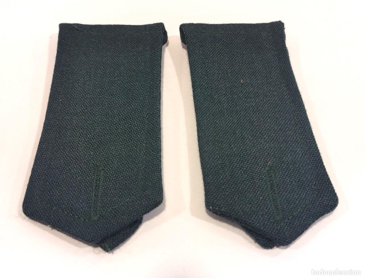 Militaria: Pareja hombreras / palas portadivisas de tela verde. Guardia Civil. Uniforme de servicio. C002