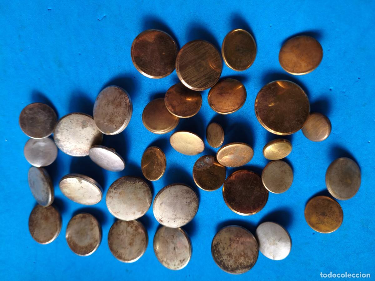 Militaria: Lote de botones lisos. Dorados y Plateados. Diversos tama&ntilde;os. Diversos estados de conservaci&oacute;n. Dife
