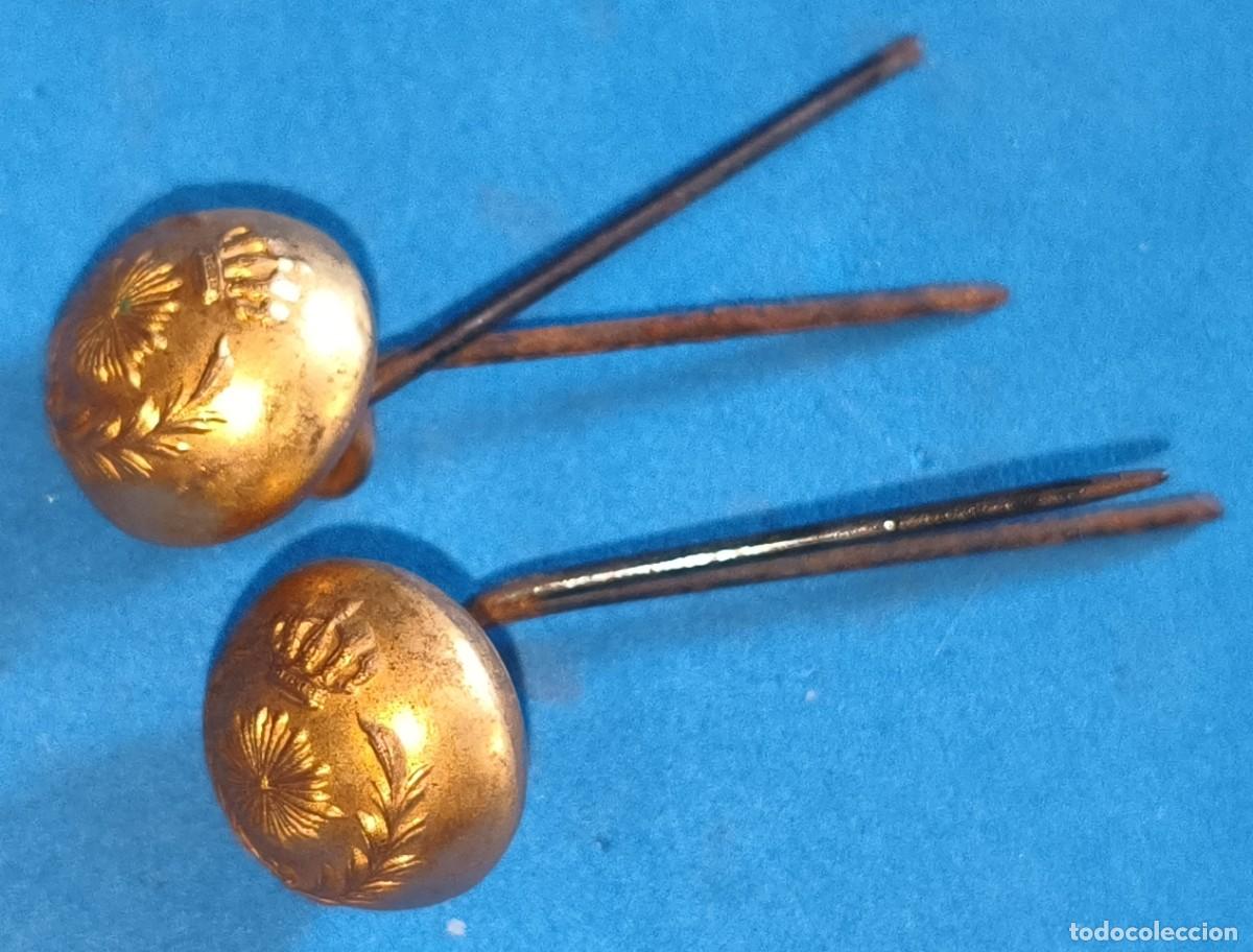Militaria: Dos botones. Intendencia. &Eacute;poca Alfonso XIII. Tama&ntilde;o peque&ntilde;o, con alambre de sujeci&oacute;n.