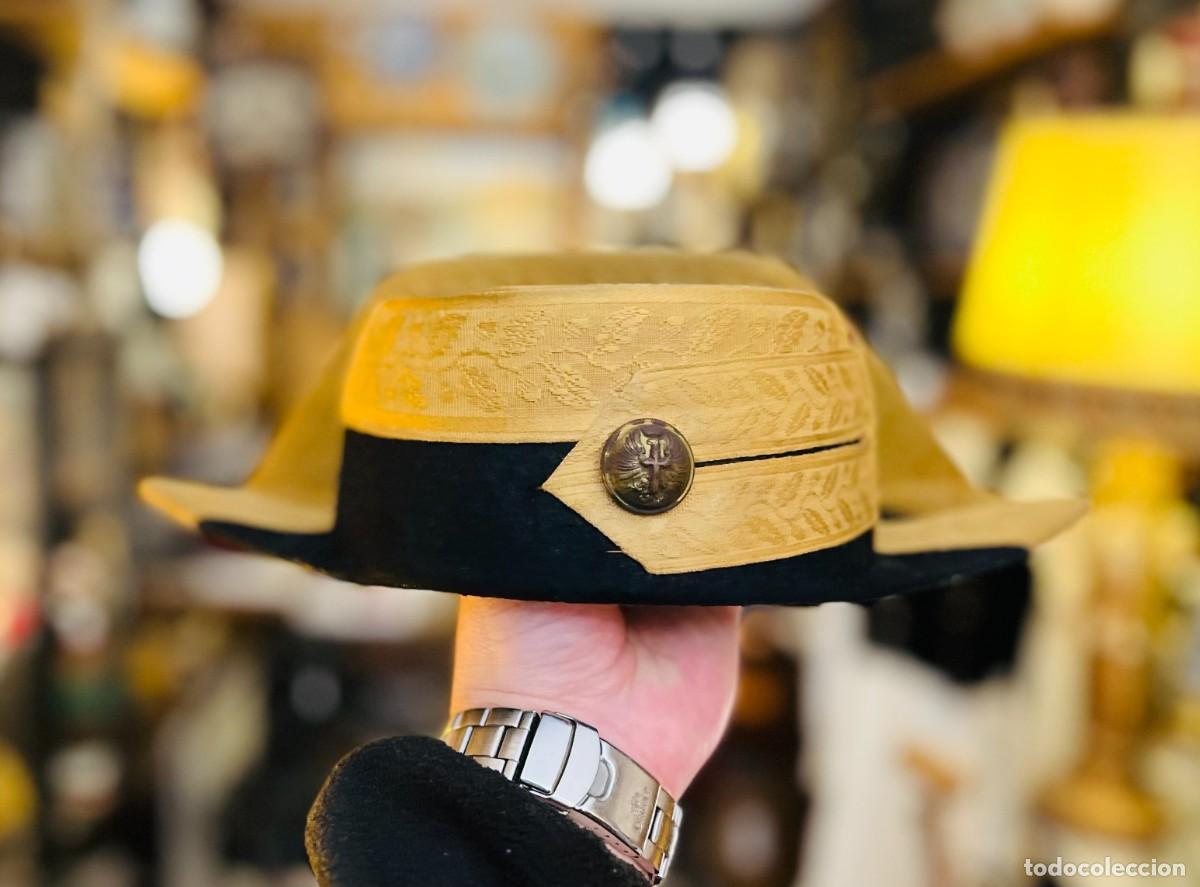 Militaria: Tricornio antiguo de gala Guardia Civil fieltro negro gal&oacute;n amarillo siglo XX
