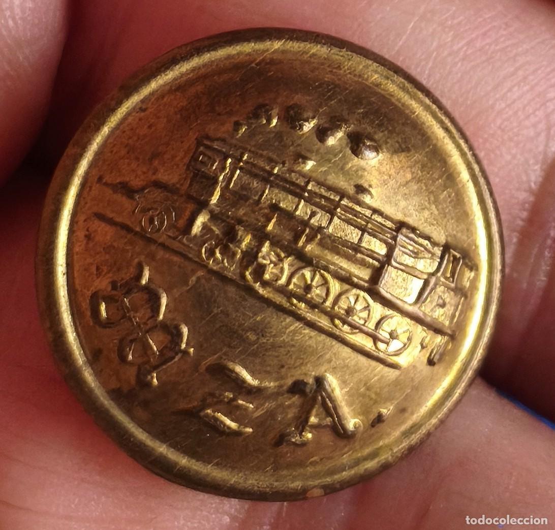 Militaria: Bot&oacute;n grande, m&aacute;quina de tren e iniciales MZA.