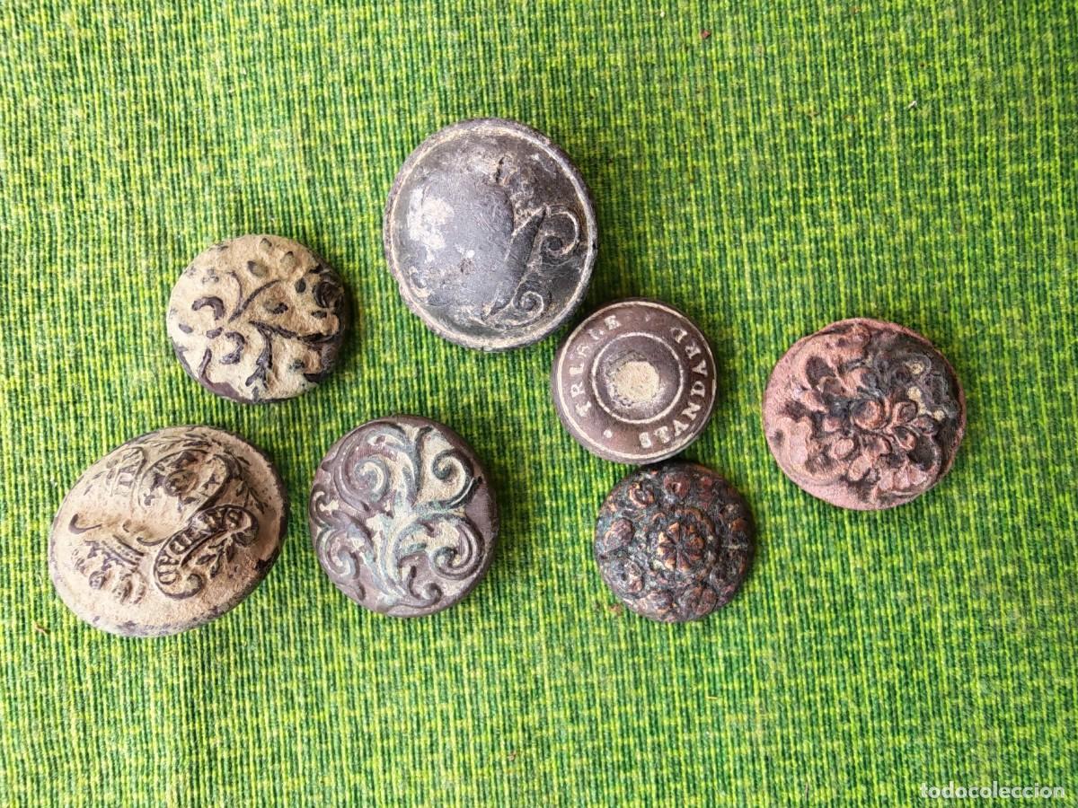 Militaria: Colecci&oacute;n de 7 botones militares, siglos XIX y XX