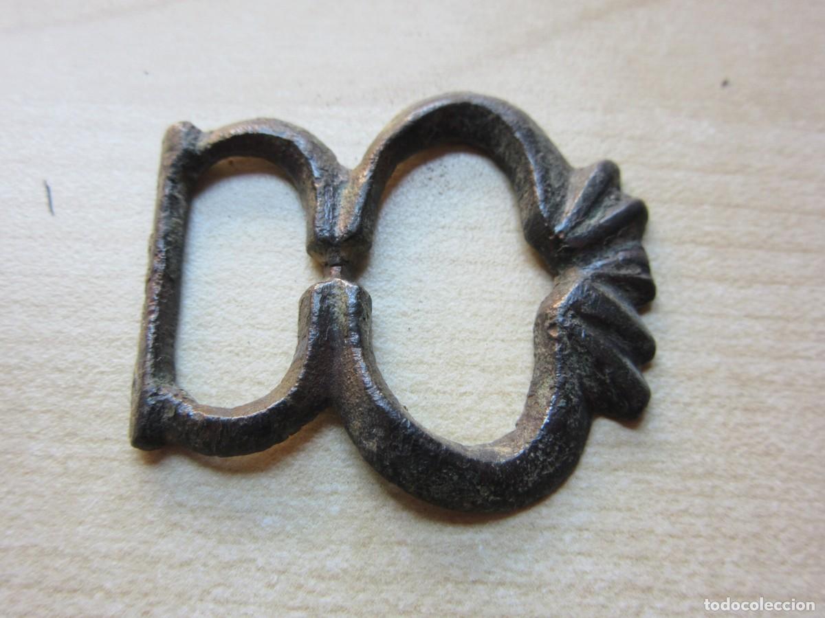 Militaria: Bonita hebilla de bronce Posible SXVI- XVII Medidas 3,7 x 3,3 cm