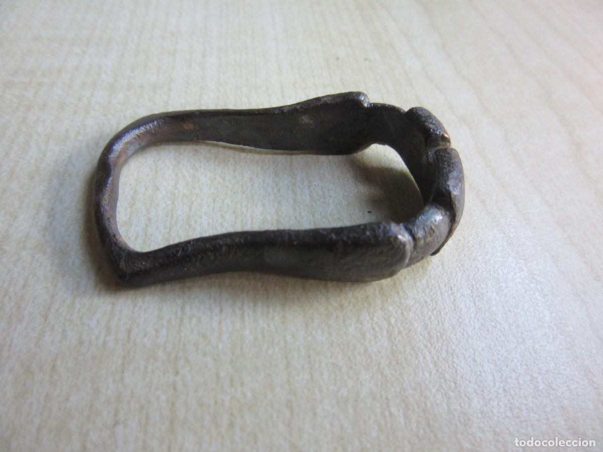 Militaria: Hebilla alargada de bronce medieval Medidas 4,3 x 2,3 cm