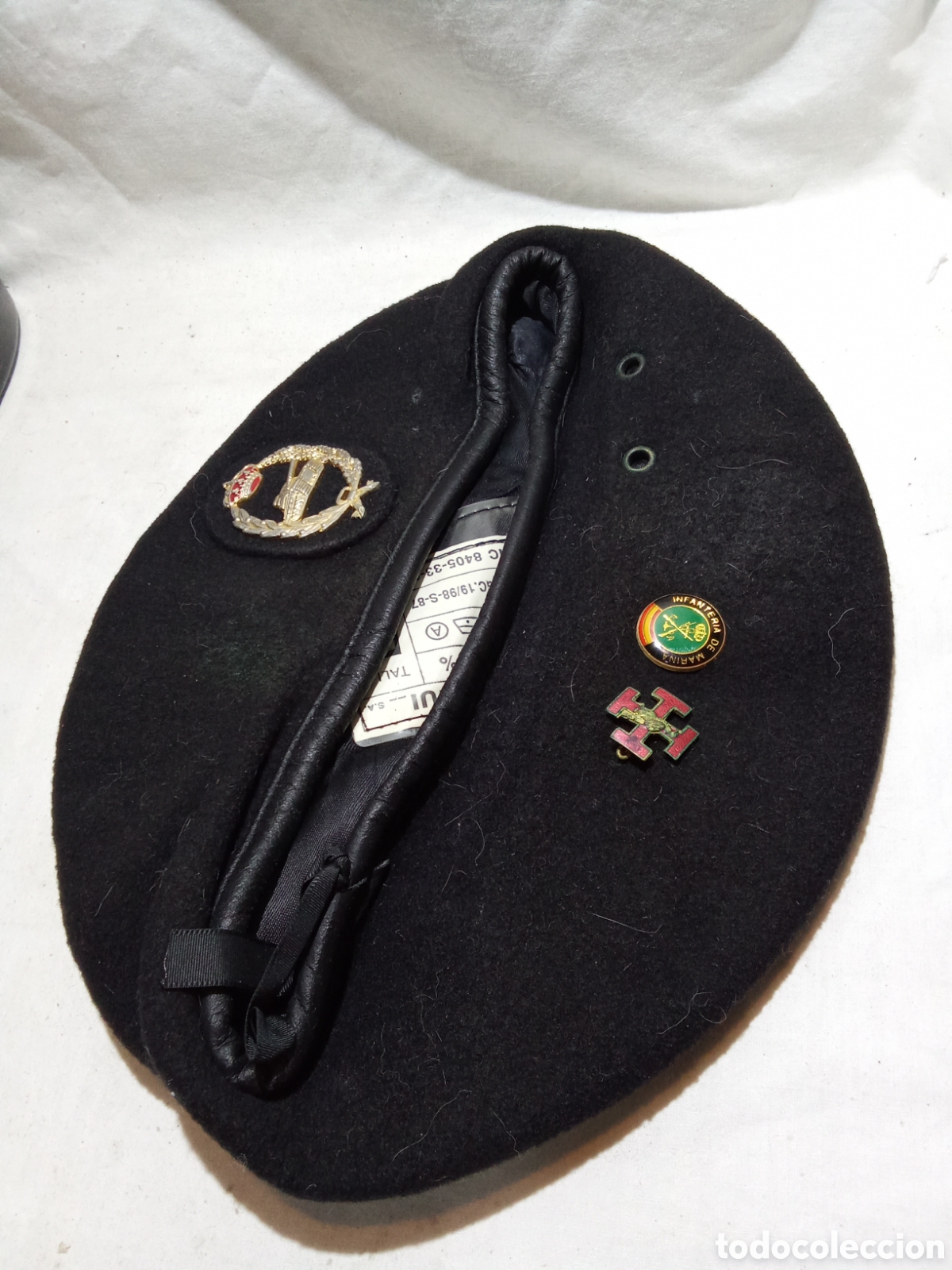 Militaria: BOINA MILITAR TANQUISTA EL OSEGUI TALLA 56 CON DOS PINS DE EPOCA OJE Y INFANTERIA MARINA