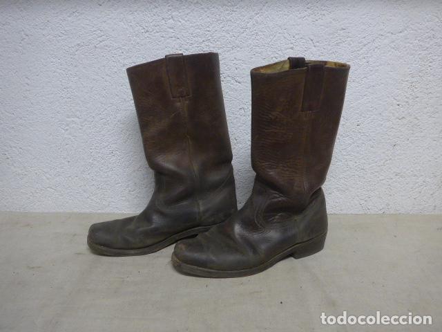 Militaria: Antiguas botas altas marrones a identificar, tipo guerra civil.