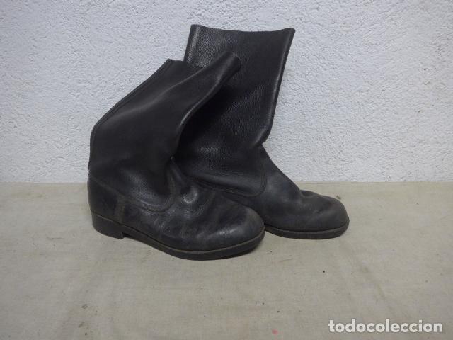 Militaria: Antiguas botas altas negras tipo de oficial, a identificar, modernas.