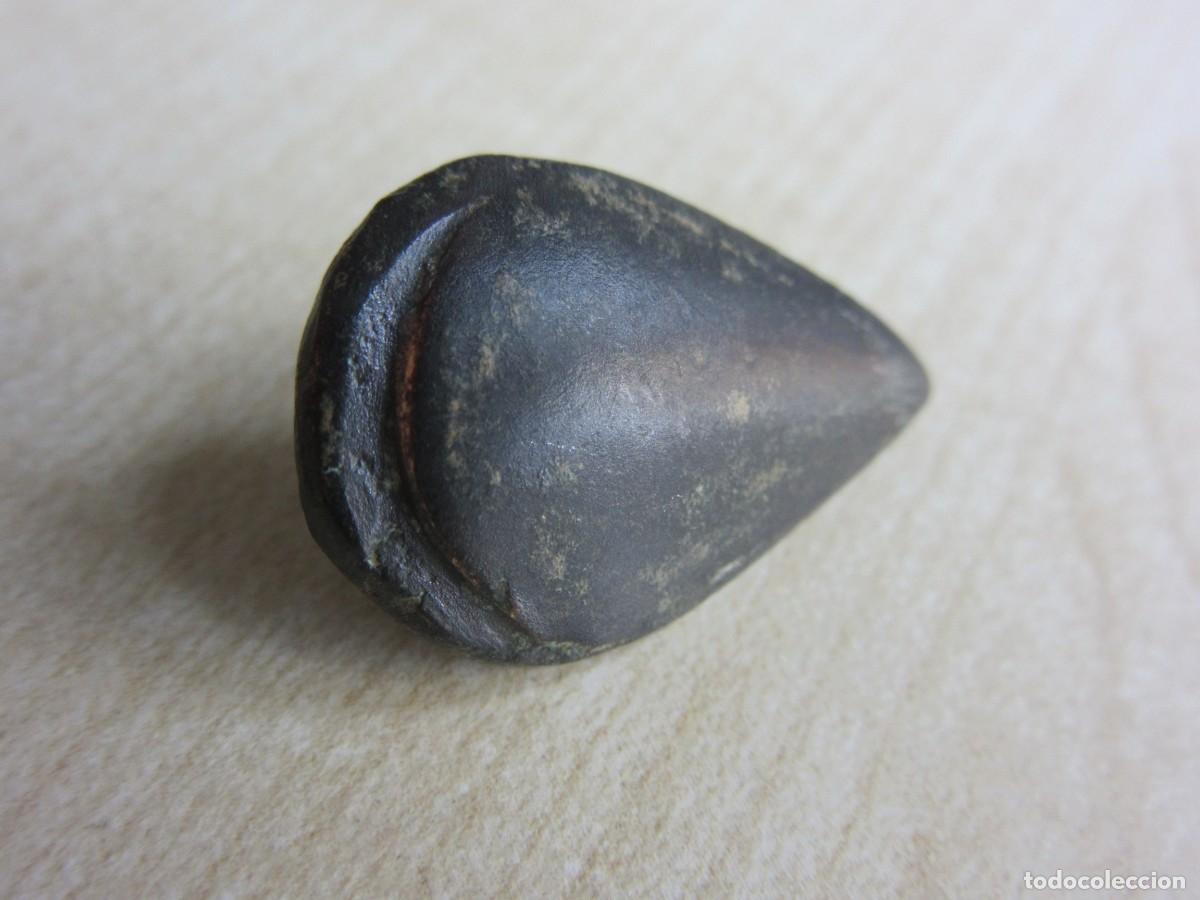 Militaria: Bonito adorno de correaje en forma de bellota ,medieval o anterior Bronce Medidas 2,5 x 1,6 cm
