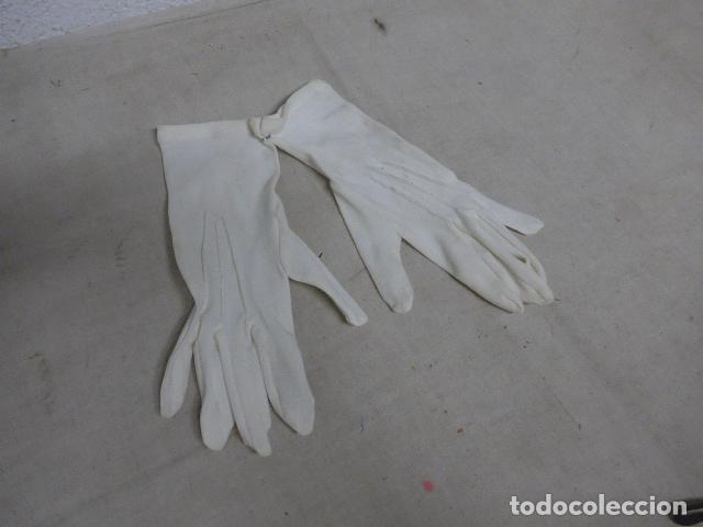 Militaria: Antiguos guantes blancos de oficial espa&ntilde;ol del ejercito, originales.