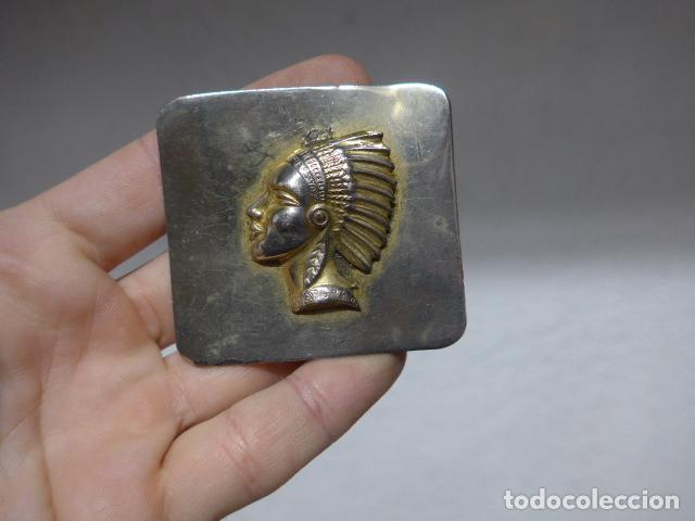 Militaria: Antigua hebilla con un indio a identificar