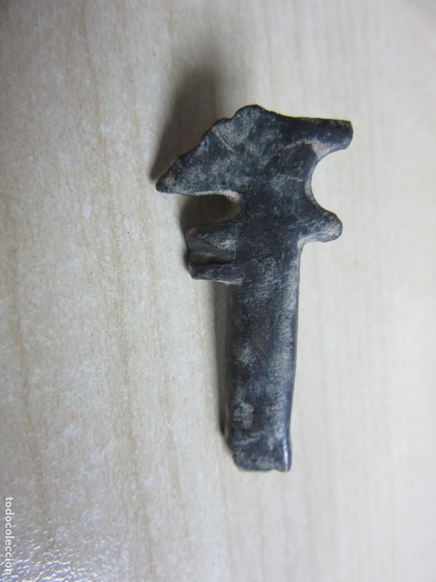 Militaria: Parte de hebilla visigoda de bronce con forma de cabeza de animal Medidas 3,6 cm