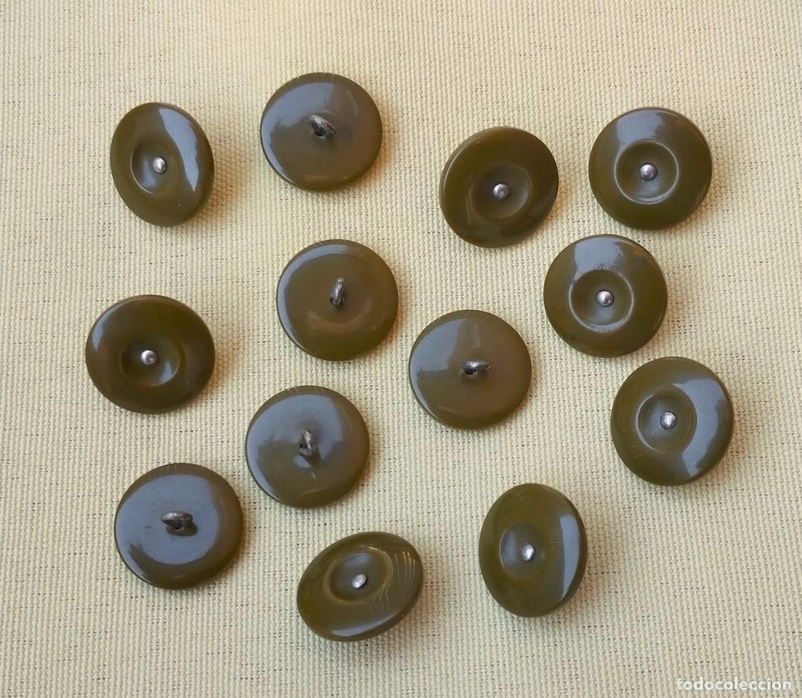 Militaria: LOTE DE 13 BOTONES DE DENIN BATTLEDRESS, GUERRERA DE DRILL BRITANICA, 2&ordf; GUERRA MUNDIAL 1939/1945.