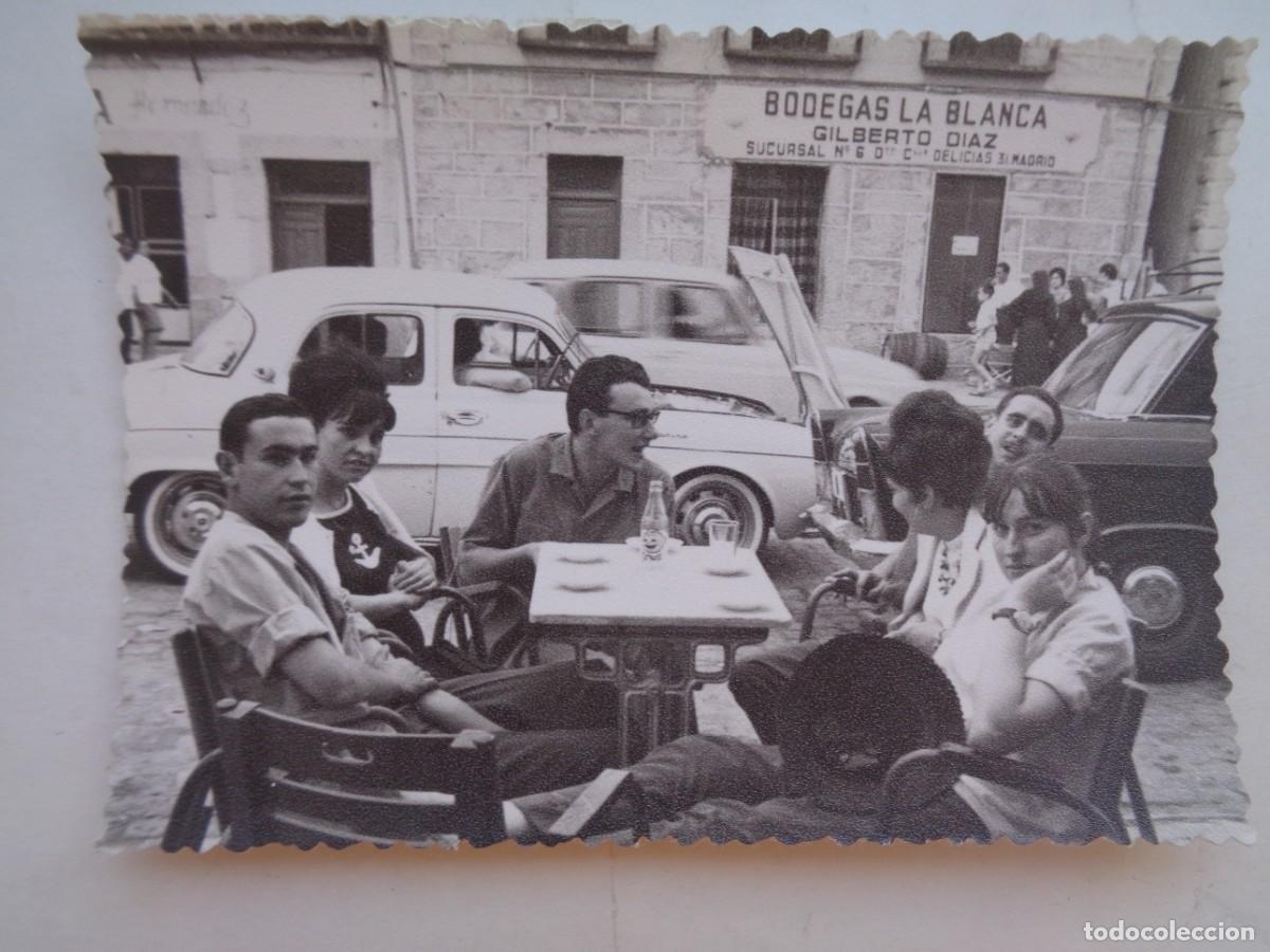 Militaria: FOTO DE JOVENES TAPEANDO, DETRAS ROTULO DE BODEGAS LA BLANCA , GILBERTO DIAZ . 65