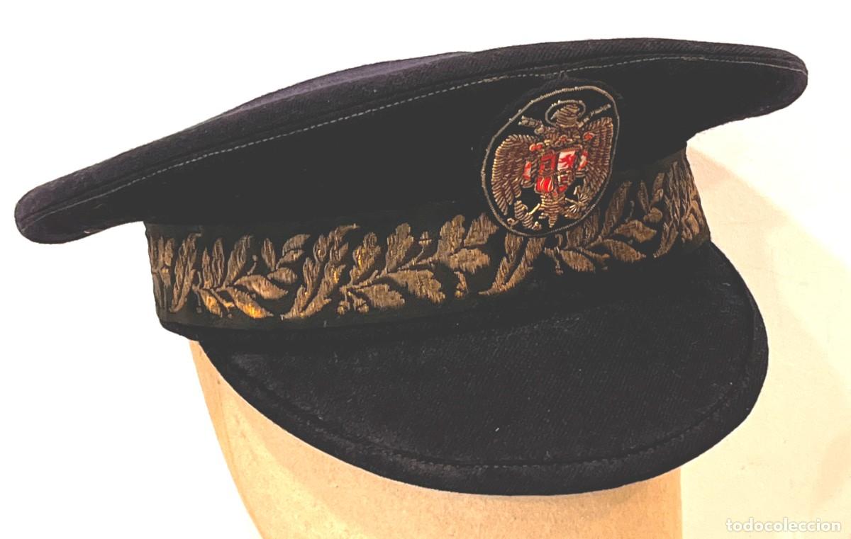Militaria: ANTIGUA GORRA DE JERARCA DE FALANGE, EXCELENTE ESTADO DE CONSERVACION, ESCUDO BORDADO, TALLA 57, DE