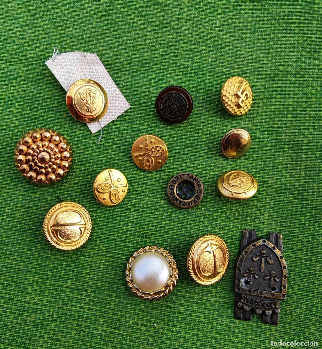 Militaria: colecci&oacute;n de butones vintage, incluidos los de tem&aacute;tica militar, deportiva o CD