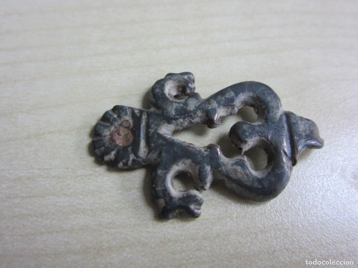 Militaria: Bonita contera medieval de enganche con concha y 2 cabezas de caballos Medidas 3,8 x 2,5 cm