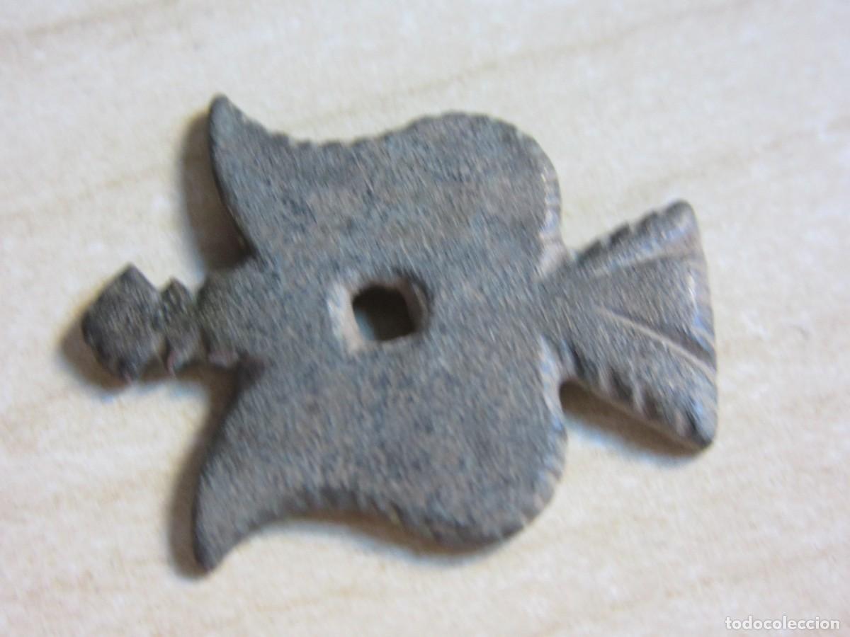 Militaria: Bonita contera medieval de bronce con forma de ave Medidas 2,5 x 2 cm