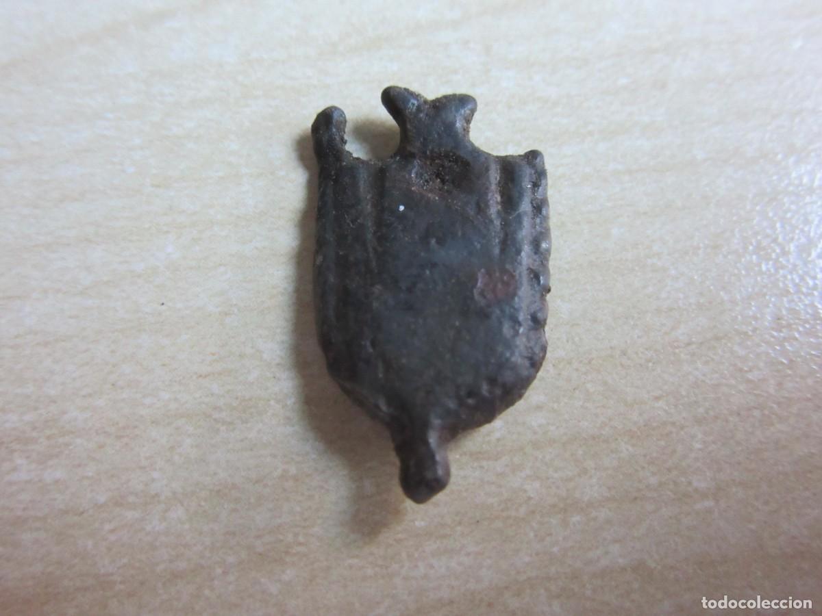 Militaria: Contera medieval de bronce Medidas 2,3 x 1,4 cm