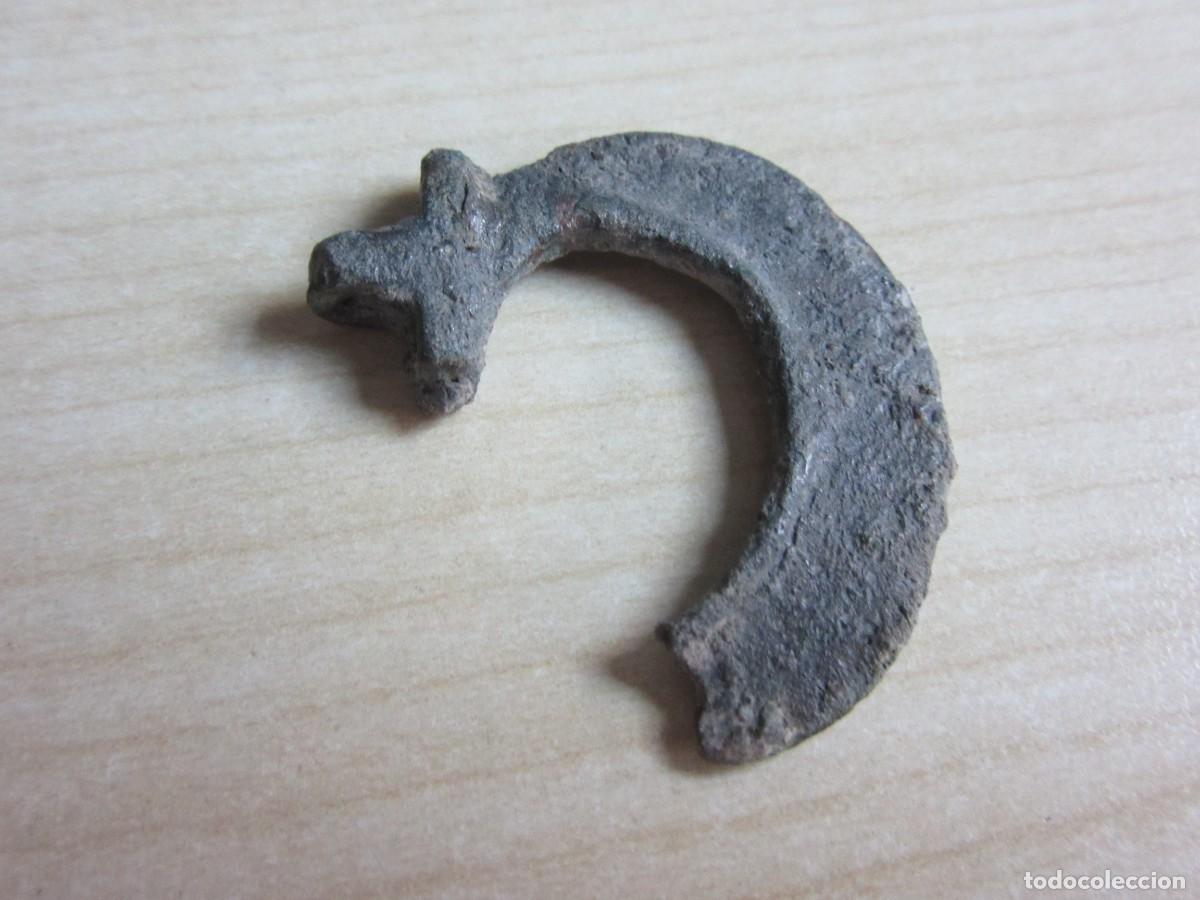 Militaria: Parte de hebilla visigoda de bronce Medidas 3,8 x 3,7cm