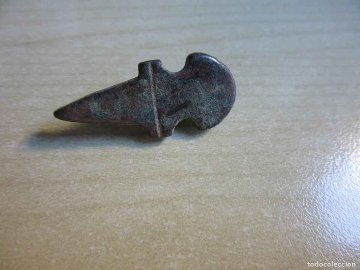 Militaria: Bot&oacute;n ornamental de cintur&oacute;n en forma de aguja de hebilla &eacute;poca romana o visigoda Medidas 2,5 cm