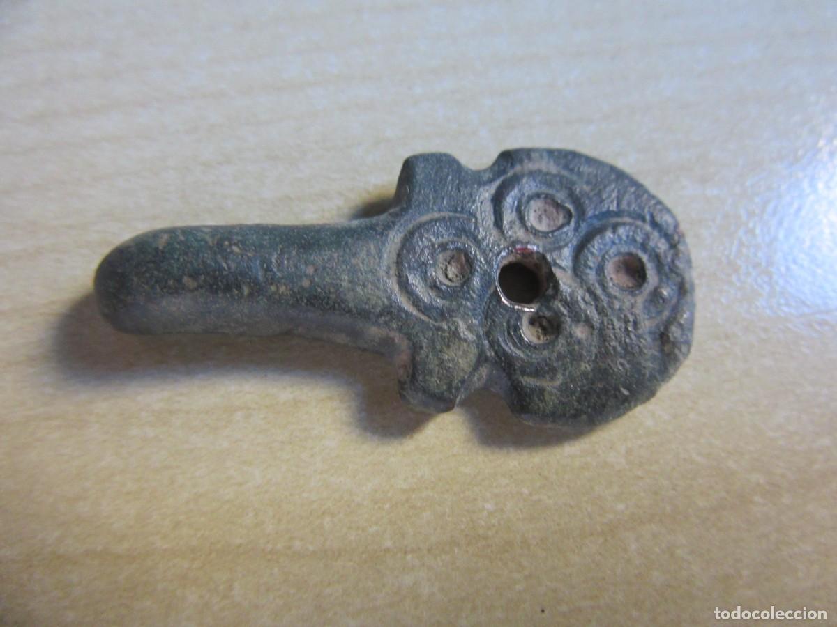 Militaria: Aguja de hebilla Visigoda de Bronce decorada con c&iacute;rculos Longitud 3,8 cm
