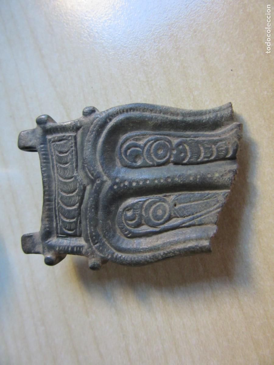 Militaria: Bonita parte de placa hebilla visigoda de bronce decorada con cabezas de aves Medidas 4,9 x 3,5 cm