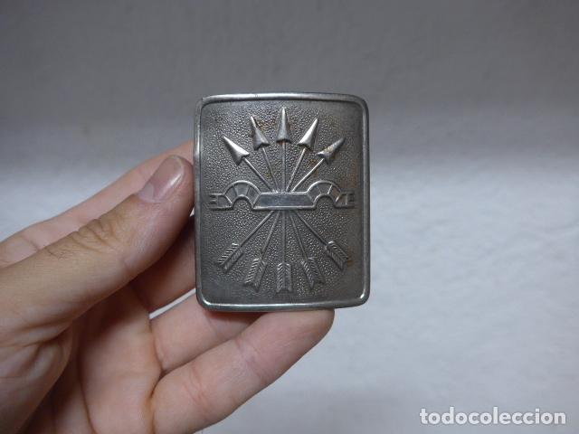 Militaria: Antigua hebilla de Falange, original marcada de Deusto. Guerra civil y posguerra.