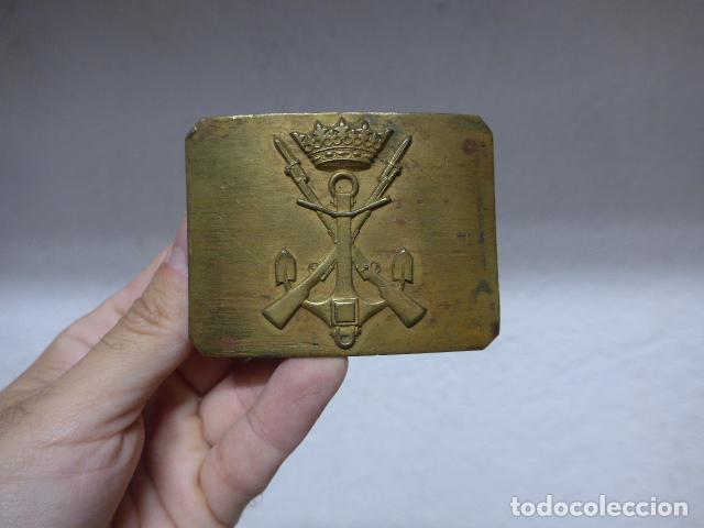 Militaria: Antigua hebilla original de Infanteria de Marina franquista, marcada de Castells, epoca Franco