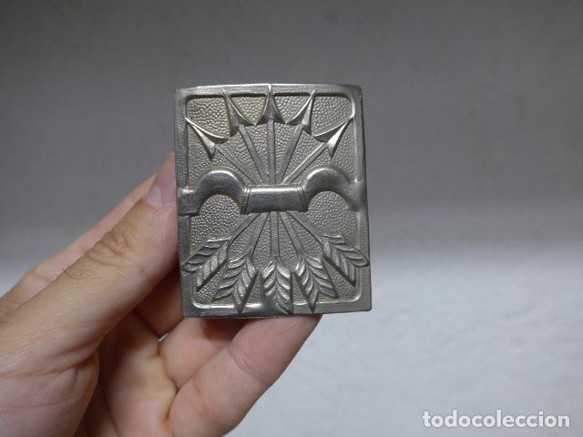 Militaria: Antigua hebilla de Falange, original, modelo de Guerra civil.