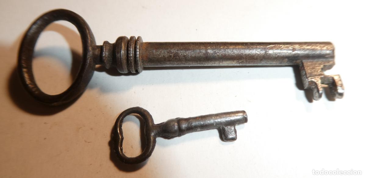 Militaria: 2 Antiguas llaves, miden 6,7 y 2,7 cm