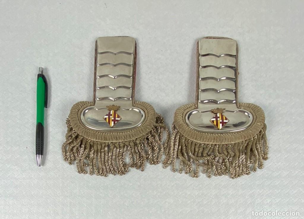 Militaria: Pareja de Hombreras o Charreteras de gala para uniforme Guardia Urbana de Barcelona CASTELLS