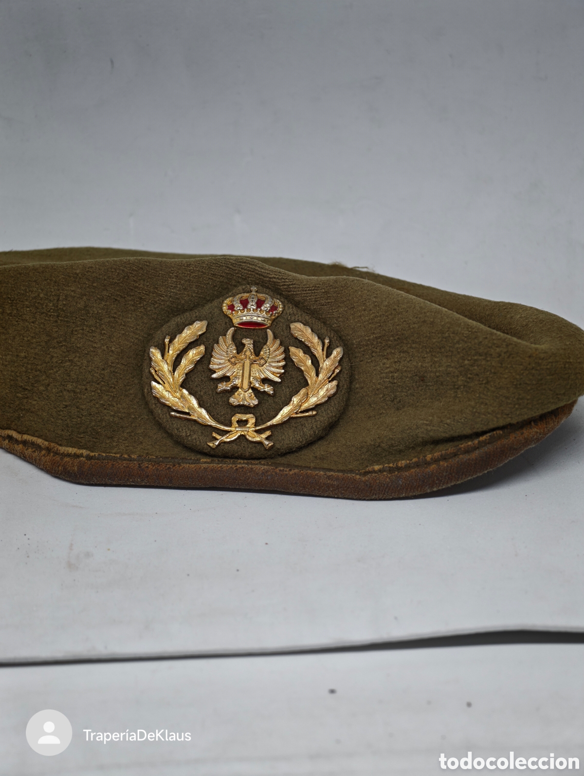 Militaria: Boina verde militar / tierra con insignia bordada - car124