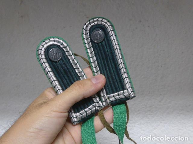 Militaria: Antiguas hombreras bordadas de oficial aleman de la DDR, RDA, Alemania comunista.